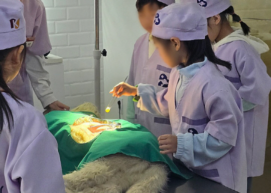 광동제약이 한국아동학대예방협회와 함께 보호시설 아동들의 진로 탐색을 돕기 위한 직업체험 프로그램을 진행했다. 광동제약 제공.